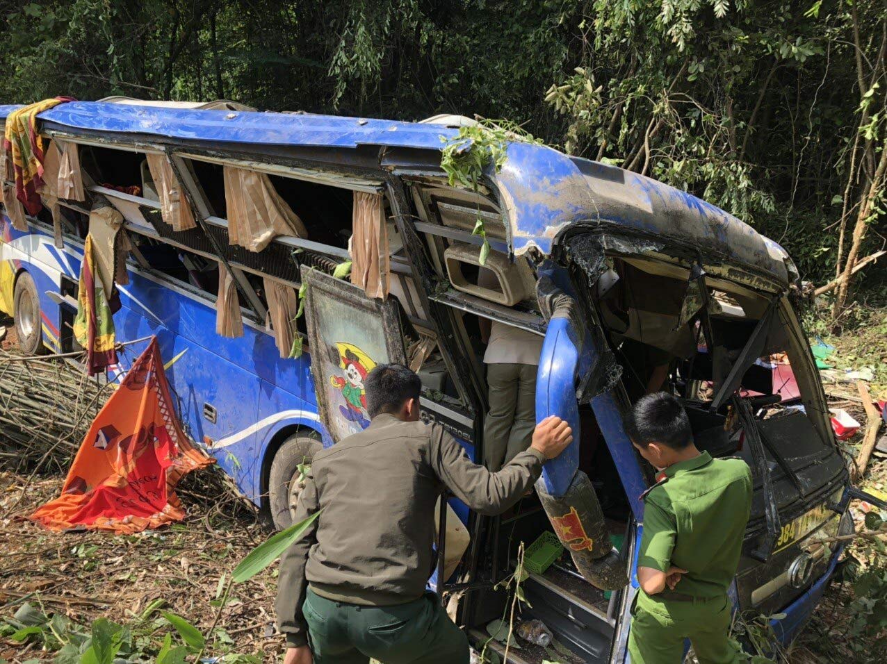 Lực lượng chức năng giải cứu các nạn nhân trong vụ xe khách lật đèo ở huyện Sa Thầy, Kon Tum.
