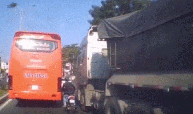 Video: Thanh niên lái xe máy “bon chen” suýt bị hai ôtô kẹp nát - 1