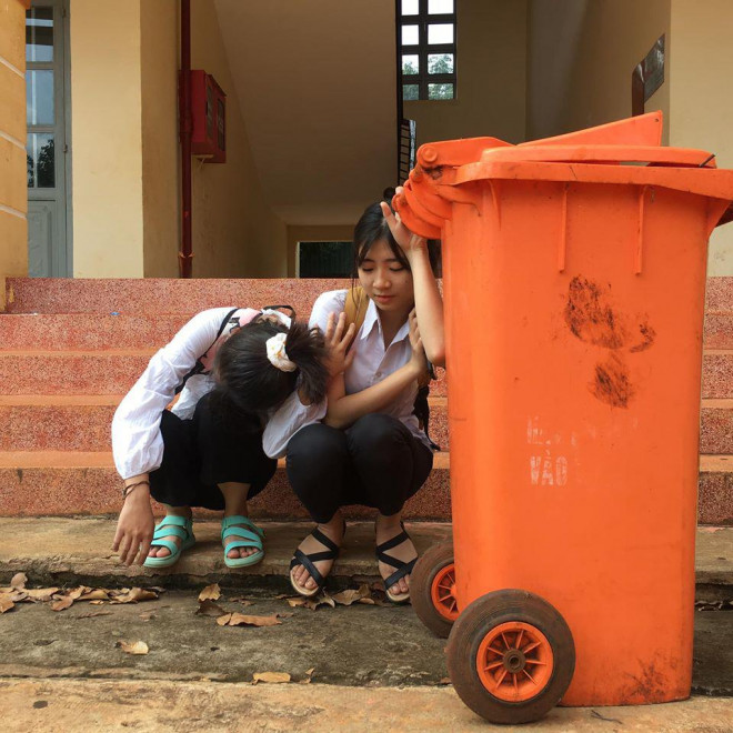 Thi không tốt, đôi bạn đi khắp trường chụp ảnh với biểu cảm "khó đỡ" - 3