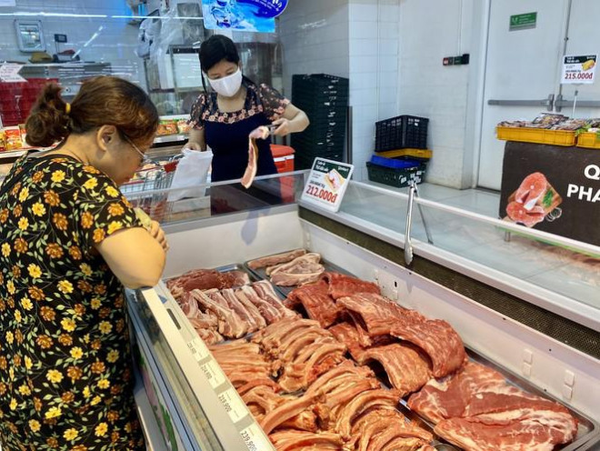 Kháo sát nhiều siêu thị tại Hà Nội, giá thịt lợn không biến động nhiều, vẫn ở mức cao, giá cao nhất lên tới 250.000 đồng/kg. Cụ thể, tại siêu thị VinMart, nạc dăm 209.000 đồng/kg, thịt ba chỉ 229.000 đồng/kg, sườn sụn non 249.000 đồng/kg