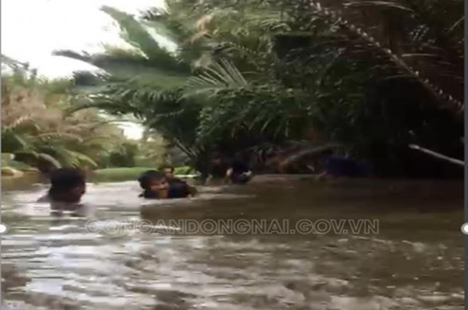 Hình ảnh trinh sát dầm mình trong bùn lầy để tiếp cận sòng bài (ảnh: CAĐN)