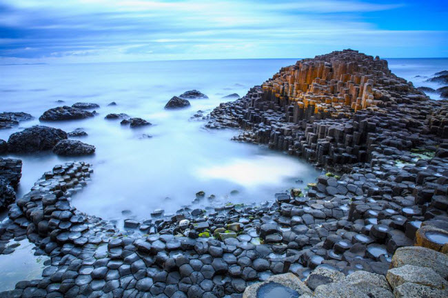Ghềnh đá cổ Giant's Causeway, Bắc Ireland: Ghềnh đá bao gồm 40.000 trụ đá bazan hình thành từ dung nham núi lửa cổ đại, là một trong những kỳ quan ấn tượng nhất tại vùng bờ biển Antrim.
