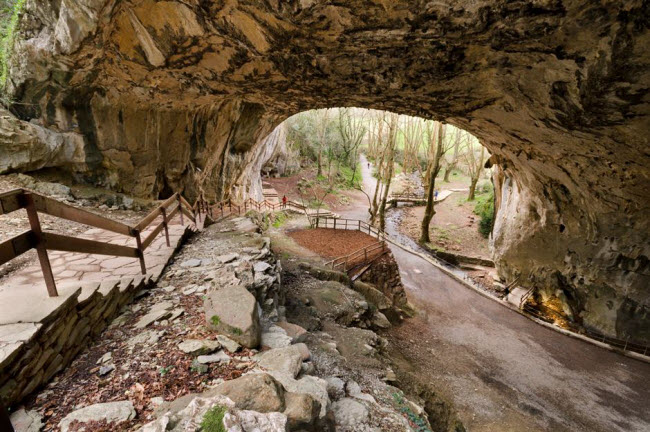 Hang Zugarramurdi, Tây Ban Nha: Du khách tới hang Zugarramurdi không chỉ để chiêm ngưỡng các cấu trúc đá kỳ vĩ, mà còn tò mò muốn khám phá nơi được coi là địa điểm xét xử phủ thủy lớn nhất, với hàng nghìn người bị buộc tội.
