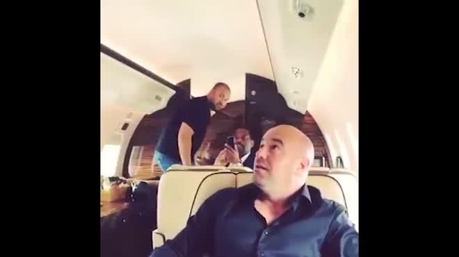 Mike Tyson quậy phá, "vẽ bậy" lên mặt "Bố già" UFC trên máy bay