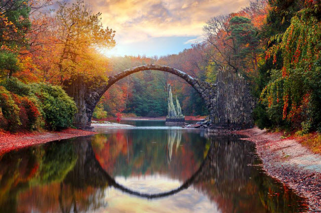 Rakotzbrücke, Đức: Cây cầu trong công viên Kromlauer có cấu trúc hình bán nguyệt in bóng xuống mặt nước, tạo thành hình tròn hoàn hảo. Truyền thuyết kể rằng, quỷ Xa tăng đã góp sức để xây dựng lên cây cầu này.
