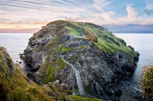 Lâu đài Tintagel, Anh: tàn tích của lâu đài Tintagel bí ẩn ở Cornwall được cho là nơi vua Arthur huyền thoại chào đời vào thế kỷ thứ 6. Ngày nay, lâu đài là một trong những địa điểm du lịch hấp dẫn nhất ở Anh.
