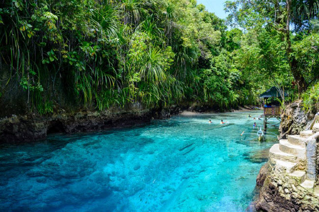 Sông thiêng Hinatuan, Philippines: Dòng sông có nước xanh kỳ ảo chảy qua khu rừng nguyên sinh trên đảo. Người dân địa phương tin rằng, màu xanh ngọc bích của dòng sông được tạo ra bởi cây đũa thần của các cô tiên.
