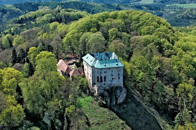 Lâu đài Houska, Cộng hòa Czech: Lâu đài với phong cách Gô-tích được xây dựng vào thế kỷ thứ 3. Người dân địa phương cho rằng, công trình được xây dựng trên lối xuống địa ngục để ngăn chặn ma quỷ trốn thoát lên trần gian.
