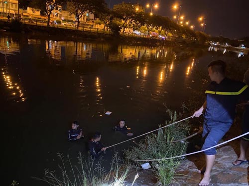 Lực lượng cứu hộ cứu nạn tổ chức tìm kiếm nạn nhân vào đêm 12/7 (ảnh: PC07)