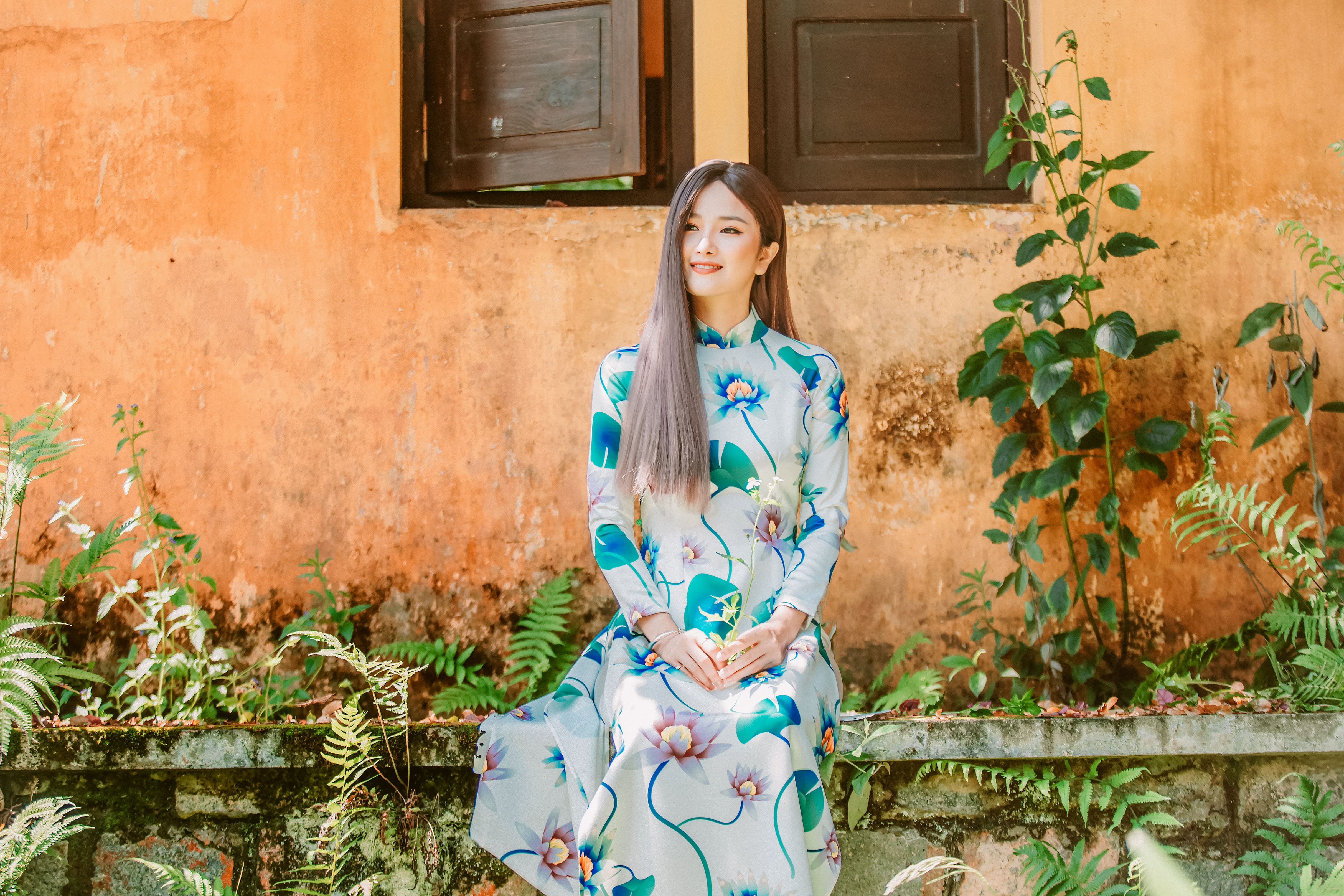 Hoa hậu Cao Thùy Dương diện áo dài hoa trẻ trung&nbsp;với mái tóc buông xõa, tái hiện lại hình ảnh cô lúc mới bước chân vào Showbiz