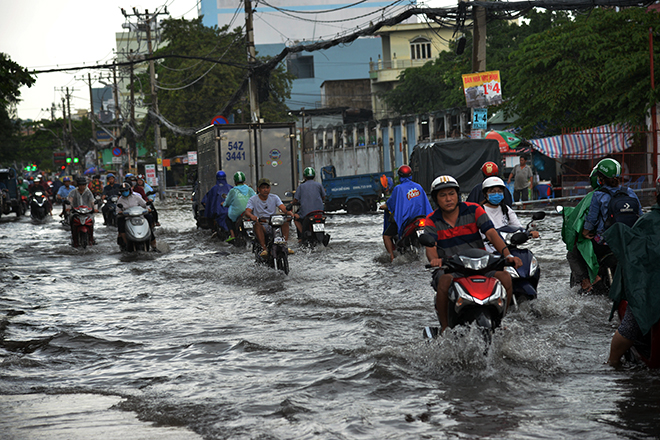 Người Sài Gòn ngã nhào trên đường ngập sau cơn mưa trút nước - 1