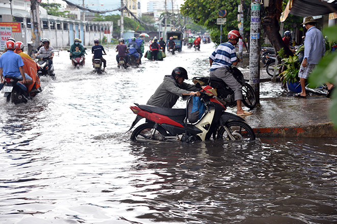 Người Sài Gòn ngã nhào trên đường ngập sau cơn mưa trút nước - 12