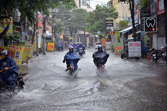 Người Sài Gòn ngã nhào trên đường ngập sau cơn mưa trút nước - 13