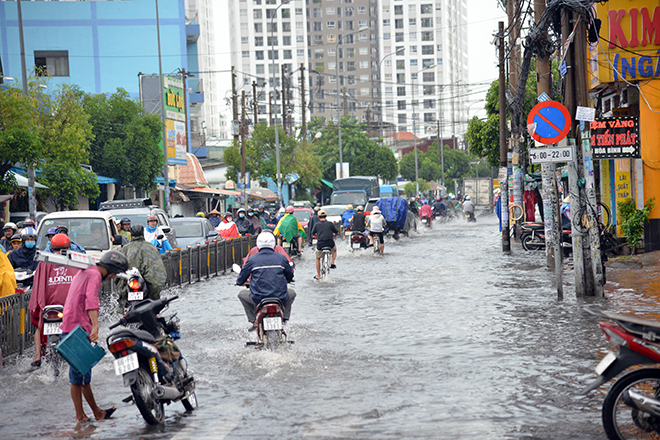 Người Sài Gòn ngã nhào trên đường ngập sau cơn mưa trút nước - 14