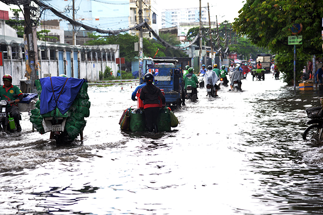 Người Sài Gòn ngã nhào trên đường ngập sau cơn mưa trút nước - 3