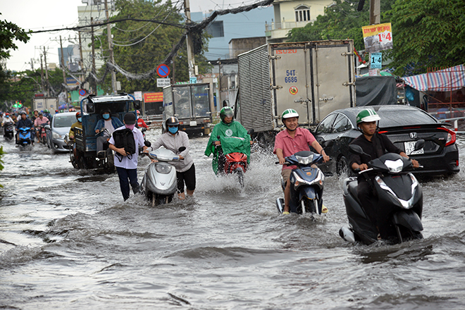 Người Sài Gòn ngã nhào trên đường ngập sau cơn mưa trút nước - 6