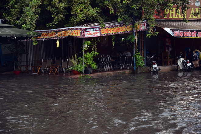 Người Sài Gòn ngã nhào trên đường ngập sau cơn mưa trút nước - 7