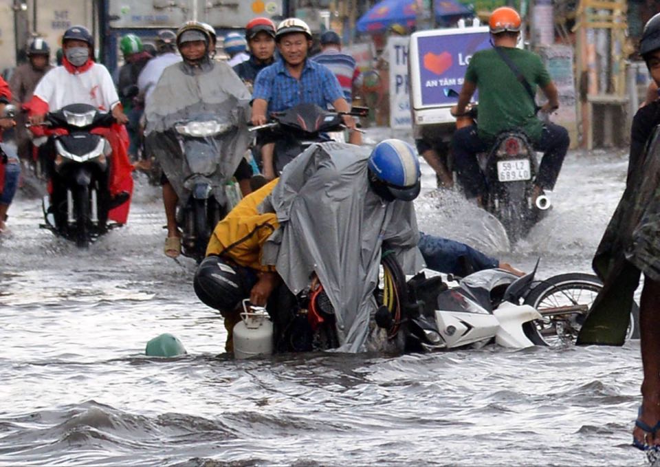 Người Sài Gòn ngã nhào trên đường ngập sau cơn mưa trút nước - 9