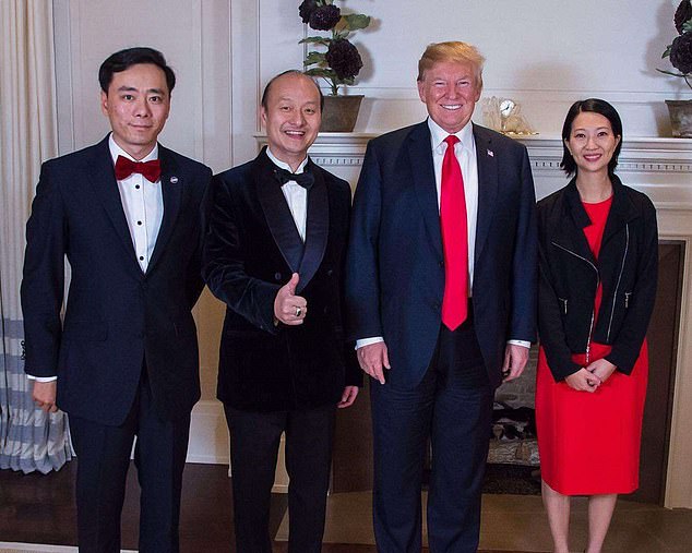 Ông Hu chụp hình với Tổng thống Mỹ Donald Trump (ảnh: Daily Mail)