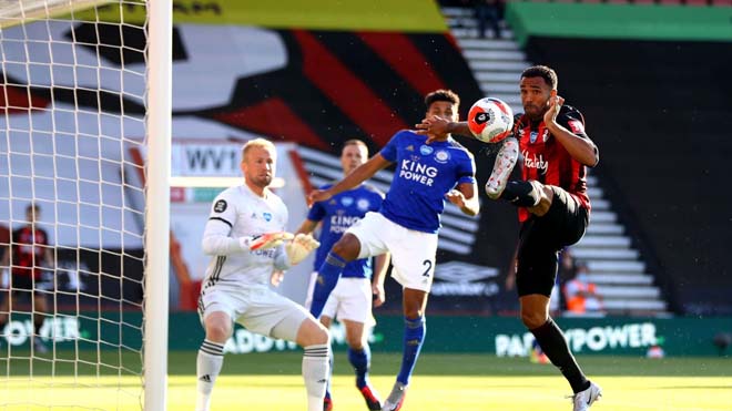 Leicester (áo xanh thẫm) thua thảm trên sân của Bournemouth