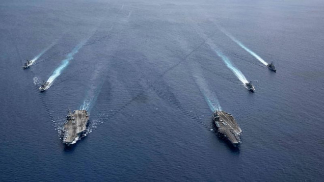 Hai nhóm tác chiến tàu sân bay USS Ronald Reagan và USS Nimitz của Mỹ lập thành đội hình tập trận ở Biển Đông hôm 6-7. Ảnh: US NAVY/AP