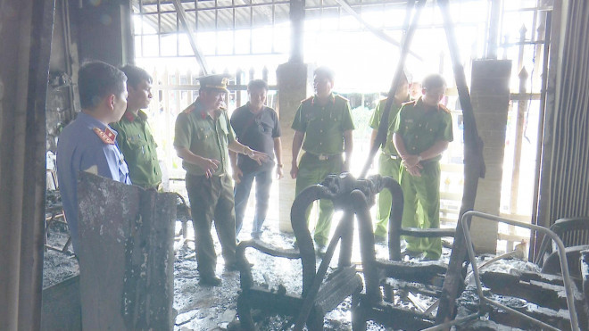 Giám đốc Công an tỉnh An Giang trực tiếp đến hiện trường chỉ đạo công tác điều tra và truy bắt đối tượng tình nghi. Ảnh: Nguyễn Đệ