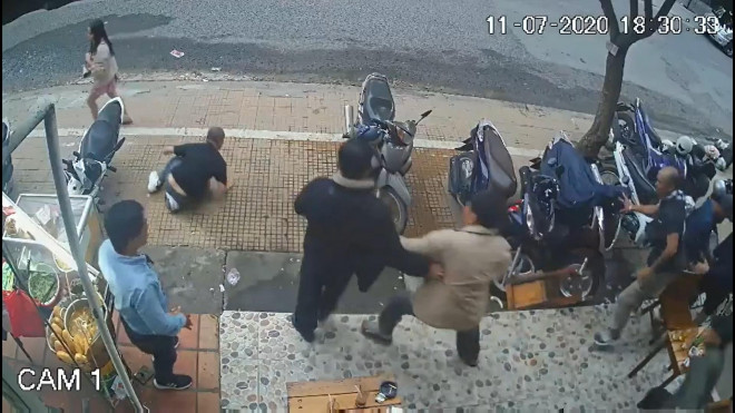 Hình ảnh camera ghi lại cảnh anh Nguyên bị các đối tượng hành hung tại quán cà phê.