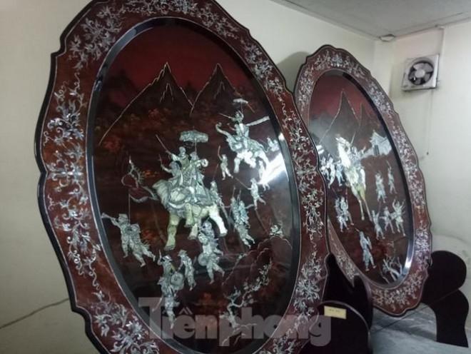 Cặp đĩa với hoa văn tinh xảo được khảm bằng ngọc trai