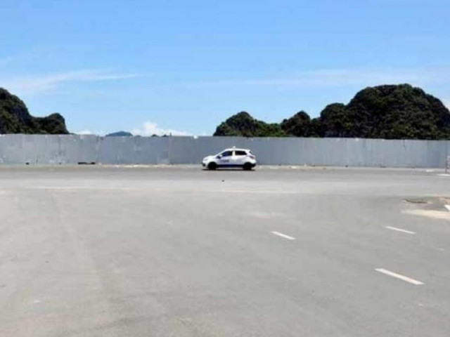 Tin tức trong ngày - Đã rào kín tuyến đường xảy ra vụ ô tô lao xuống biển làm 4 người tử vong