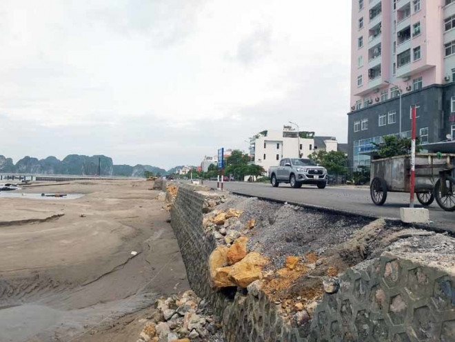 Khu vực đang thi công bãi tắm công cộng Cột 8 và tuyến đường đang thi công chênh cốt rất cao nhưng không được làm rào chắn.