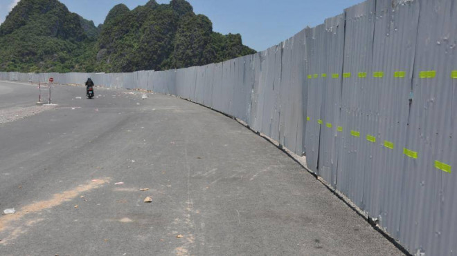 Hệ thống rào chắn và phản quang đang được hoàn thiện