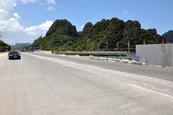 Chỉ còn khoảng vài chục mét nữa là tuyến rào chắn được hoàn thiện