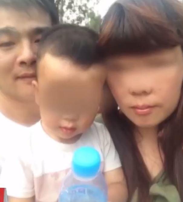 Vợ chồng anh Xie và cậu con trai nhỏ.