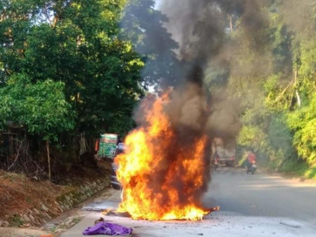 Tin tức trong ngày - Tin tức 24h qua: Đang đi trên đường, xế hộp biển siêu đẹp cháy trơ khung sau vài phút