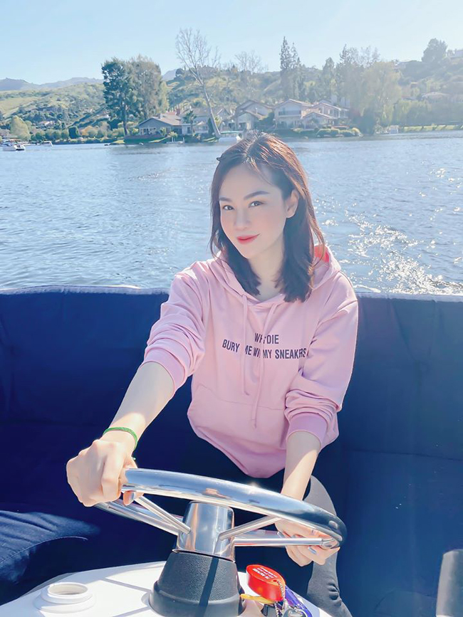 View nhìn ra hồ giúp người đẹp có trải nghiệm lái ca nô thư thái.
