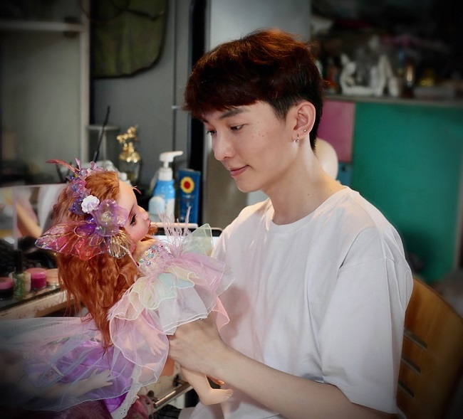 Nhờ công việc trang điểm cho búp bê mà Phan Ngọc Sang có mức thu nhập nhiều người mơ ước từ khi còn là sinh viên.