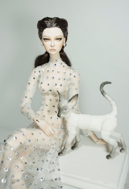 Con búp bê trị giá 80 triệu đồng, làm hoàn toàn bằng sứ được Sang trang điểm.