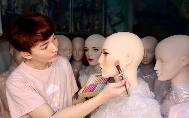 Ngoài trang điểm búp bê, anh còn được nhiều người thuê trang điểm cho ma-nơ-canh.