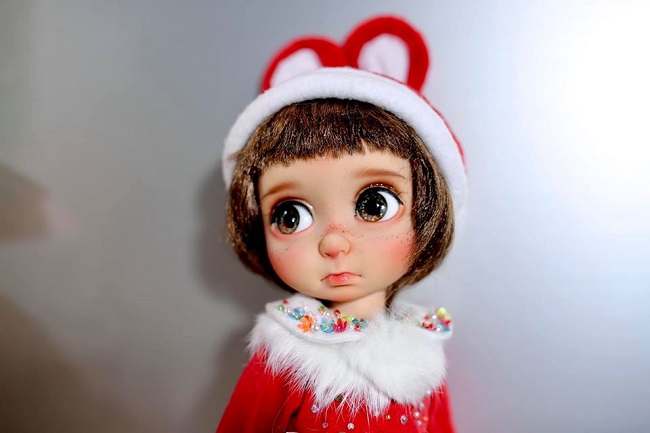 Nghề trang điểm cho búp bê là nghề lạ, có mức thu nhập cao nhưng không ít nỗi buồn.