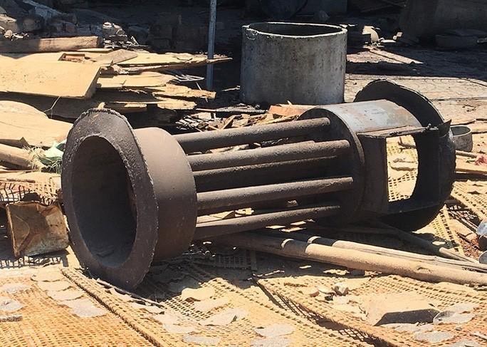 Nhiều vật dụng rơi tung toé tại hiện trường.