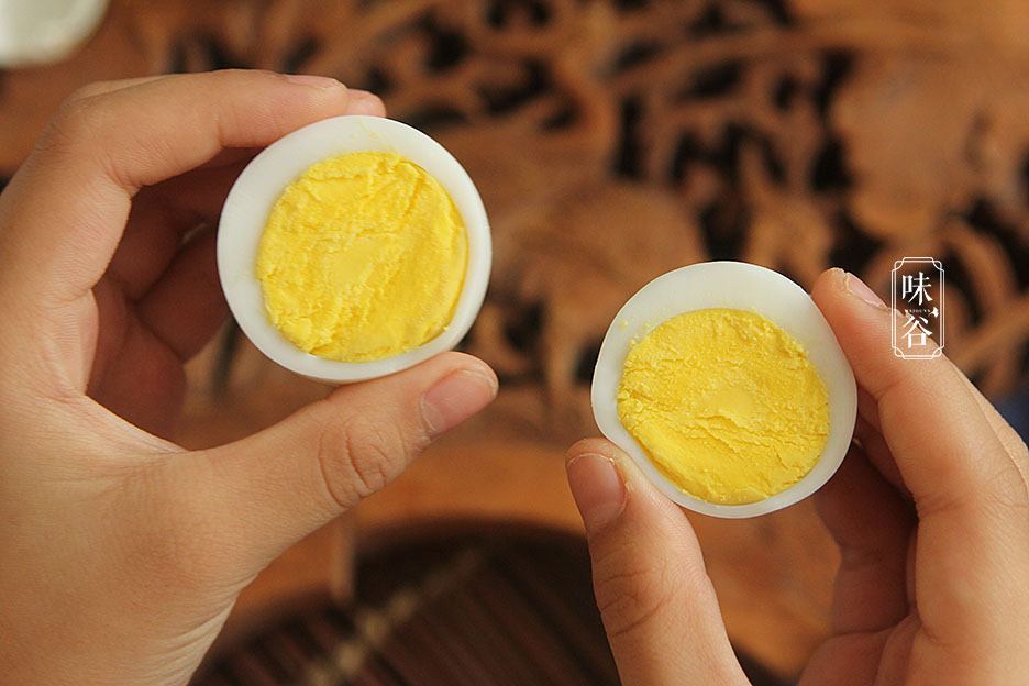 Trứng luộc đừng chỉ có mỗi nước lạnh, thêm 2 thứ này vào trứng chín mềm, vỏ dễ bóc - 1