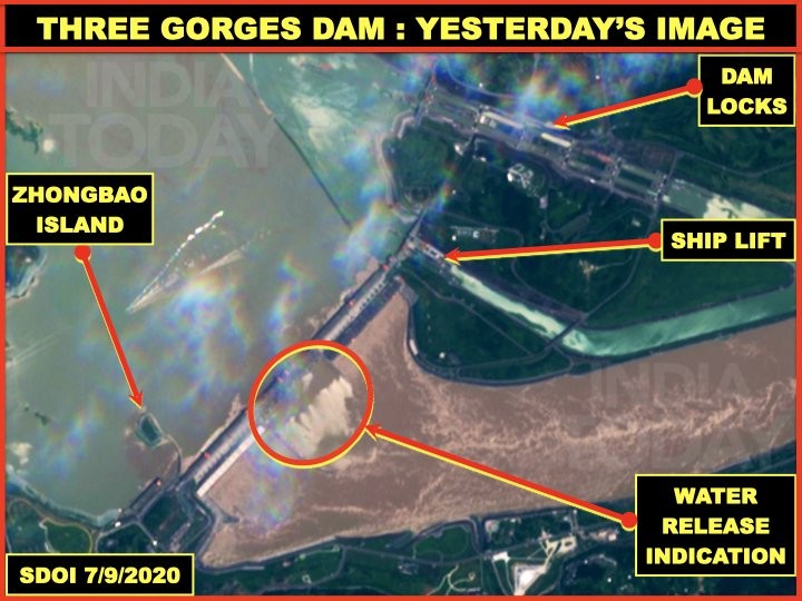 Ảnh vệ tinh chụp đập Tam Hiệp hôm 9/7 cho thấy dường như toàn bộ cổng xả lũ của đập Tam Hiệp đều được mở (khoanh tròn đỏ). Ảnh: India Today