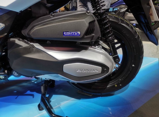 Cận cảnh động cơ và hệ thống treo sau của Forza 350.
