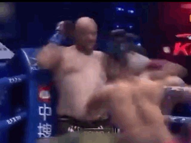 Media - Đấm nhanh như máy, võ sĩ hạ gục "người khổng lồ"