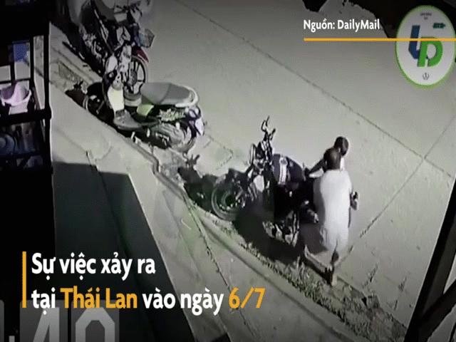 Phi thường - kỳ quặc - Video: Xe bán tải mất lái lao vào xe máy, bố nhanh như chớp cứu con trai thoát nạn
