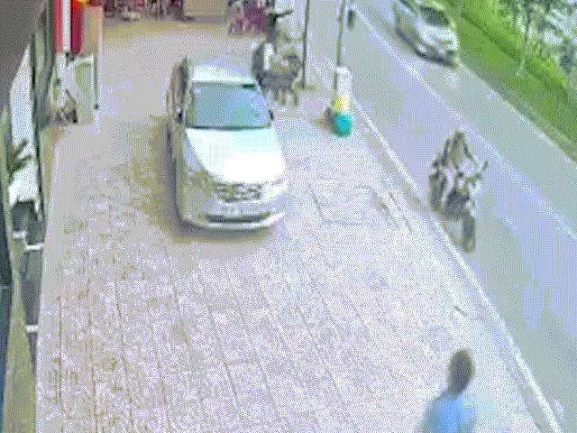 Pháp luật - 2 đối tượng dùng dao, xịt hơi cay tấn công người đi bộ để cướp điện thoại