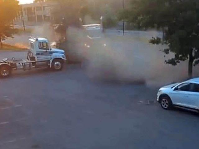 Media - Xe đầu kéo hạ gục hai xe đua đường phố