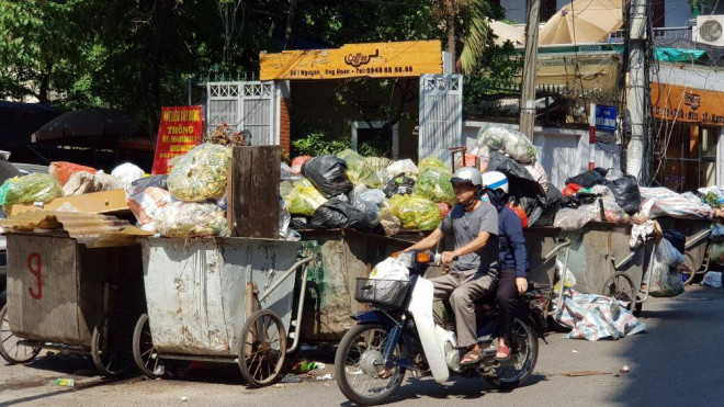 Những xe rác đầy ắp trên đường Nguyễn Công Hoan