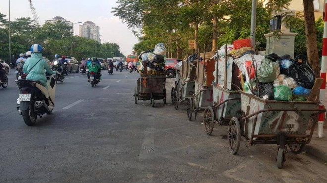 Những xe rác đang chờ được chở đi trên đường Võ Chí Công