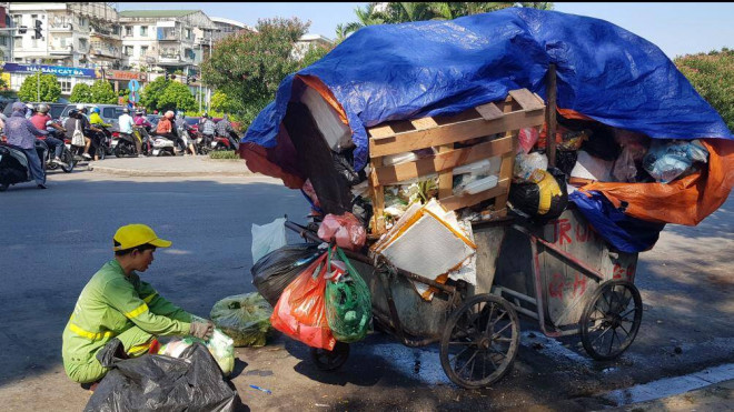 Xe rác tại ngã 3 đường Nguyễn Khánh Toàn - Nguyễn Văn Huyên